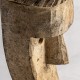 Escultura figura étnica sobre pedestal