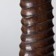 Escultura Colmillo marrón sobre pedestal