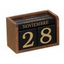 Calendario cubos madera marrón y negro sobremesa
